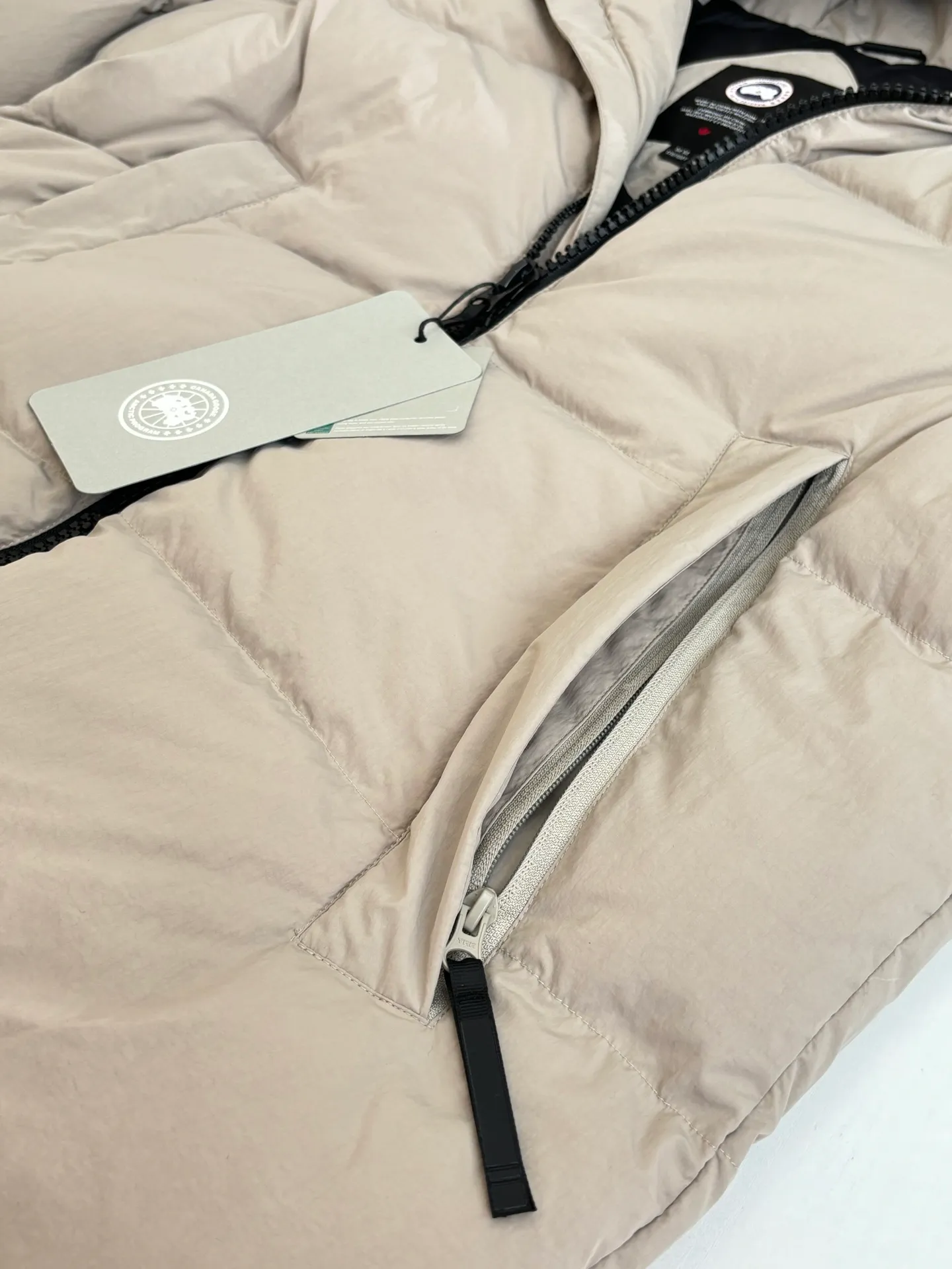 P1010 Canada Goos*/Big Goose Rubber Label Matte Down Jacket The fabric is made of high-quality protective nylon fabric, 90 national standard high-quality white duck down: selected high-fill power velvet, light and warm, with excellent temperature locking performance and good resilience. Three-dimensional quilting technology and precision thread reinforcement prevent lint from being drilled and ensure that the fluffy and resilient elasticity lasts like new.  Size：S/M/L/XL